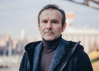 Вакарчук во Львове колядовал с вертепом