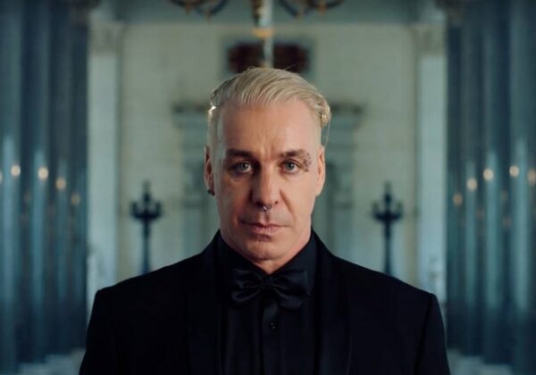 Фронтмен группы Rammstein Тилль Линдеманн помогает украинским беженцам Фронтмен группы Rammstein Тилль Линдеманн помогает украинским беженцам