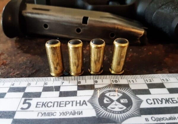 Одесситка нашла на мусорнике пистолет и случайно прострелила себе ногу Одесситка нашла на мусорнике пистолет и случайно прострелила себе ногу