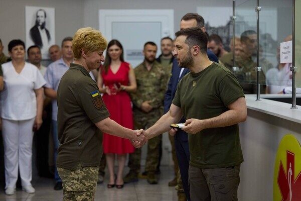 Президент Украины посетил больницу в Одессе и вручил награды медикам Президент Украины посетил больницу в Одессе и вручил награды медикам