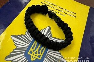 10-летняя девочка из Одессы плетет тактические браслеты для защитников Украины 10-летняя девочка из Одессы плетет тактические браслеты для защитников Украины
