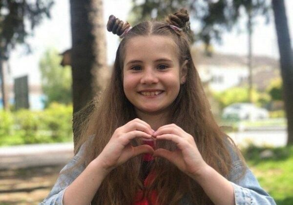 10-летняя девочка из Одессы плетет тактические браслеты для защитников Украины 10-летняя девочка из Одессы плетет тактические браслеты для защитников Украины