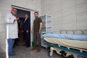 Президент Украины посетил больницу в Одессе и вручил награды медикам Президент Украины посетил больницу в Одессе и вручил награды медикам