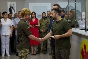 Президент Украины посетил больницу в Одессе и вручил награды медикам Президент Украины посетил больницу в Одессе и вручил награды медикам