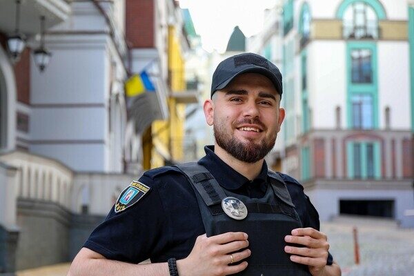 10-летняя девочка из Одессы плетет тактические браслеты для защитников Украины 10-летняя девочка из Одессы плетет тактические браслеты для защитников Украины