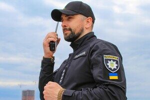 10-летняя девочка из Одессы плетет тактические браслеты для защитников Украины 10-летняя девочка из Одессы плетет тактические браслеты для защитников Украины