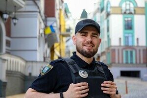 10-летняя девочка из Одессы плетет тактические браслеты для защитников Украины 10-летняя девочка из Одессы плетет тактические браслеты для защитников Украины