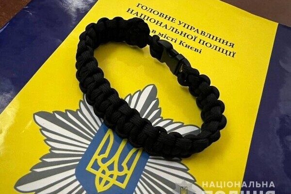 10-летняя девочка из Одессы плетет тактические браслеты для защитников Украины 10-летняя девочка из Одессы плетет тактические браслеты для защитников Украины