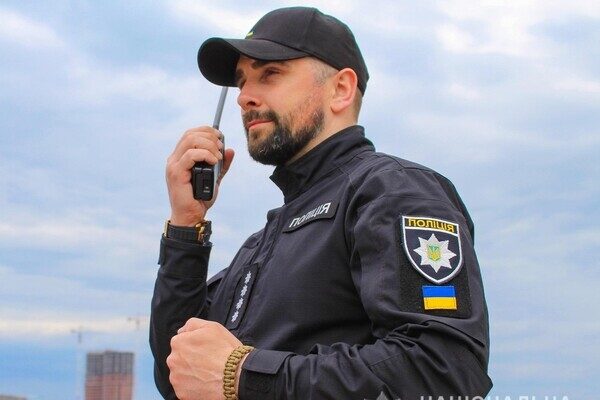 10-летняя девочка из Одессы плетет тактические браслеты для защитников Украины 10-летняя девочка из Одессы плетет тактические браслеты для защитников Украины
