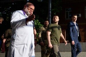 Президент Украины посетил больницу в Одессе и вручил награды медикам Президент Украины посетил больницу в Одессе и вручил награды медикам
