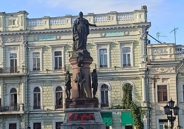 Не успели отмыть: памятник Екатерине || в Одессе снова облили краской Не успели отмыть: памятник Екатерине || в Одессе снова облили краской