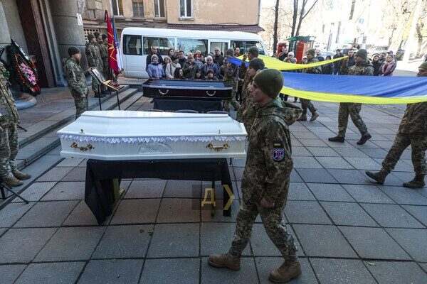В Одессе простились с двумя погибшими в Донецкой области военными В Одессе простились с двумя погибшими в Донецкой области военными