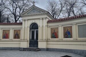В Одессе стену за постаментом памятника Суворову завесили баннером против РПЦ В Одессе стену за постаментом памятника Суворову завесили баннером против РПЦ