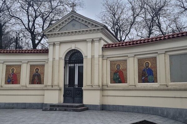 В Одессе стену за постаментом памятника Суворову завесили баннером против РПЦ В Одессе стену за постаментом памятника Суворову завесили баннером против РПЦ