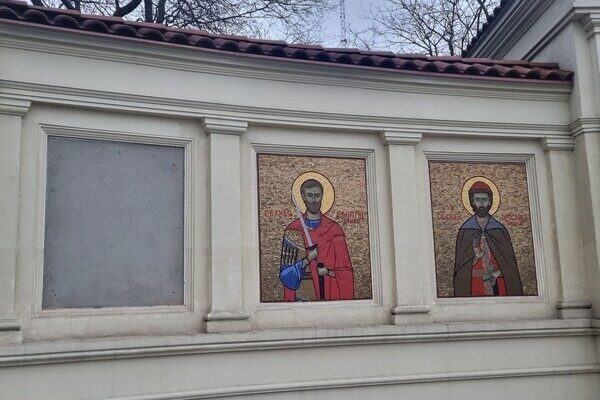 В Одессе стену за постаментом памятника Суворову завесили баннером против РПЦ В Одессе стену за постаментом памятника Суворову завесили баннером против РПЦ