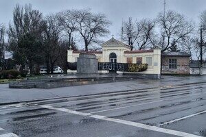 В Одессе стену за постаментом памятника Суворову завесили баннером против РПЦ В Одессе стену за постаментом памятника Суворову завесили баннером против РПЦ