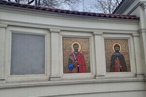 В Одессе стену за постаментом памятника Суворову завесили баннером против РПЦ В Одессе стену за постаментом памятника Суворову завесили баннером против РПЦ