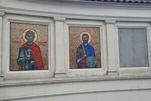 В Одессе стену за постаментом памятника Суворову завесили баннером против РПЦ В Одессе стену за постаментом памятника Суворову завесили баннером против РПЦ