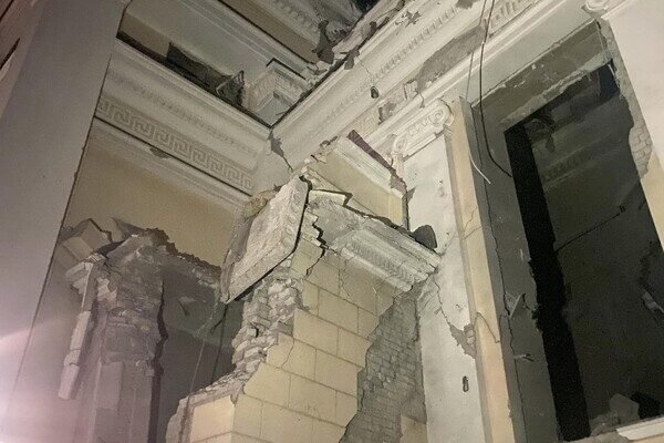 Разрушены собор и жилые дома, есть погибший и раненые: подробности ночной атаки на Одессу Разрушены собор и жилые дома, есть погибший и раненые: подробности ночной атаки на Одессу