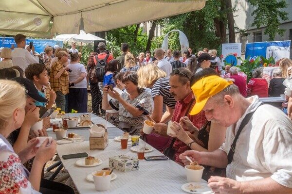 Борщ с бычками у библиотеки и концерт в Горсаду: как одесситы отмечали День независимости Борщ с бычками у библиотеки и концерт в Горсаду: как одесситы отмечали День независимости