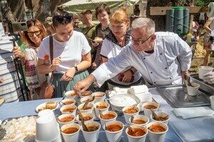 Борщ с бычками у библиотеки и концерт в Горсаду: как одесситы отмечали День независимости Борщ с бычками у библиотеки и концерт в Горсаду: как одесситы отмечали День независимости