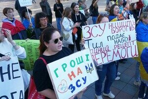 Одесситы снова вышли на протест против неуместных во время войны тендеров Одесситы снова вышли на протест против неуместных во время войны тендеров