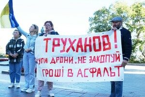 Одесситы снова вышли на протест против неуместных во время войны тендеров Одесситы снова вышли на протест против неуместных во время войны тендеров