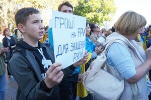 Одесситы снова вышли на протест против неуместных во время войны тендеров Одесситы снова вышли на протест против неуместных во время войны тендеров