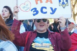 Одесситы снова вышли на протест против неуместных во время войны тендеров Одесситы снова вышли на протест против неуместных во время войны тендеров