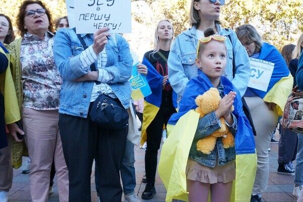 Одесситы снова вышли на протест против неуместных во время войны тендеров Одесситы снова вышли на протест против неуместных во время войны тендеров
