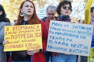 Одесситы снова вышли на протест против неуместных во время войны тендеров Одесситы снова вышли на протест против неуместных во время войны тендеров