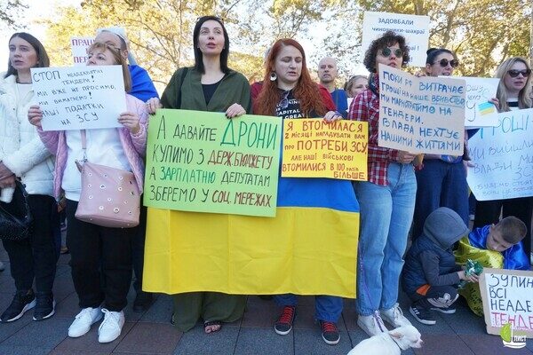 Одесситы снова вышли на протест против неуместных во время войны тендеров Одесситы снова вышли на протест против неуместных во время войны тендеров