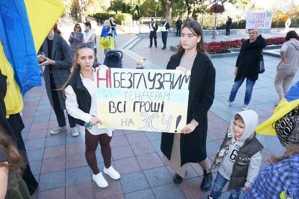 Одесситы снова вышли на протест против неуместных во время войны тендеров Одесситы снова вышли на протест против неуместных во время войны тендеров