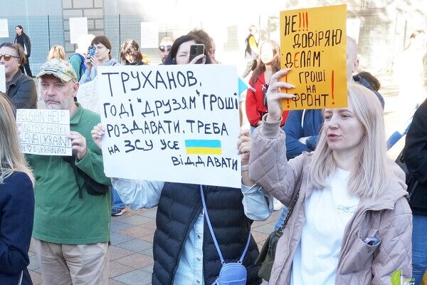 Одесситы снова вышли на протест против неуместных во время войны тендеров Одесситы снова вышли на протест против неуместных во время войны тендеров