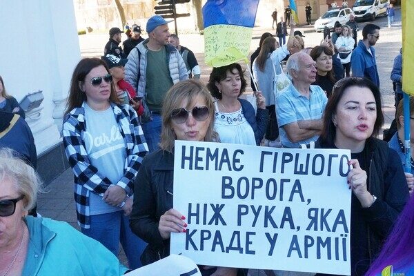 Одесситы снова вышли на протест против неуместных во время войны тендеров Одесситы снова вышли на протест против неуместных во время войны тендеров