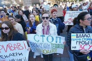 Одесситы снова вышли на протест против неуместных во время войны тендеров Одесситы снова вышли на протест против неуместных во время войны тендеров