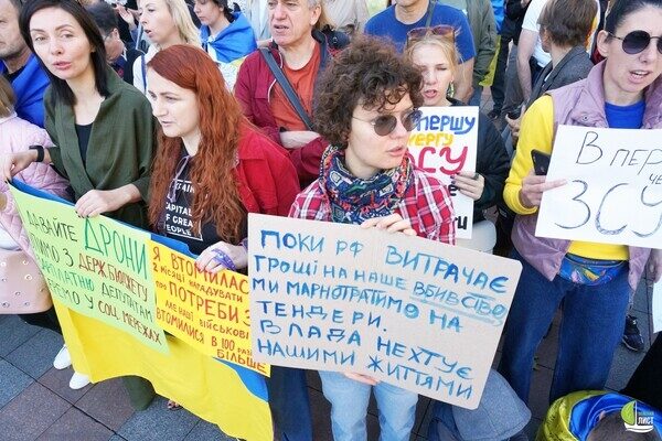 Одесситы снова вышли на протест против неуместных во время войны тендеров Одесситы снова вышли на протест против неуместных во время войны тендеров