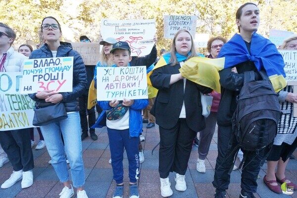 Одесситы снова вышли на протест против неуместных во время войны тендеров Одесситы снова вышли на протест против неуместных во время войны тендеров