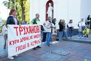 Одесситы снова вышли на протест против неуместных во время войны тендеров Одесситы снова вышли на протест против неуместных во время войны тендеров