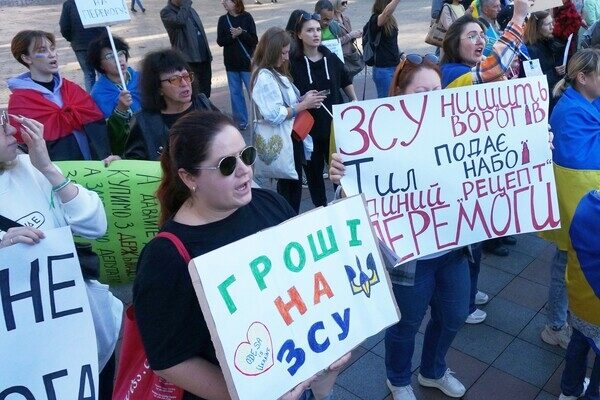 Одесситы снова вышли на протест против неуместных во время войны тендеров Одесситы снова вышли на протест против неуместных во время войны тендеров