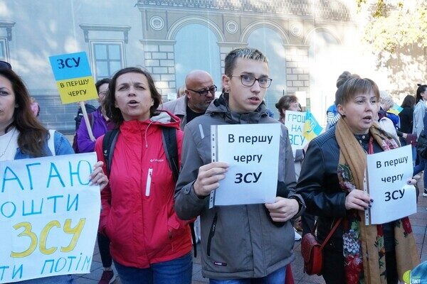 Одесситы снова вышли на протест против неуместных во время войны тендеров Одесситы снова вышли на протест против неуместных во время войны тендеров