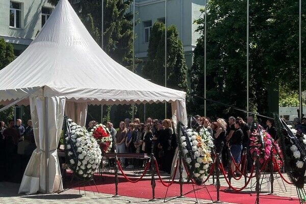 Погибли от российского удара: в Одессе простились с проректором МГУ Борисом Васильевым и собакой Кетти Погибли от российского удара: в Одессе простились с проректором МГУ Борисом Васильевым и собакой Кетти