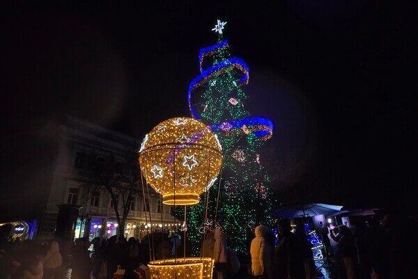 В Одессе открыли главную елку города: фотоотчет В Одессе открыли главную елку города: фотоотчет