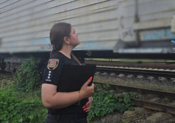 Залез на крышу поезда: в Одесском районе ударило током мальчика Залез на крышу поезда: в Одесском районе ударило током мальчика