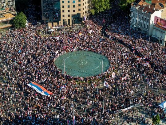 Ми&nbsp;хочемо виборів: у&nbsp;Сербії спалахнули масові протести проти Вучича