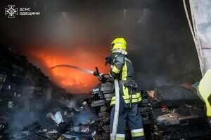 Масштабный пожар в Одесском районе: горел рынок "7-й километр" Масштабный пожар в Одесском районе: горел рынок "7-й километр"