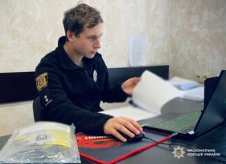 В Одессе женщина сорвала флаг Украины с фасада магазина: полиция сообщила ей о подозрении
