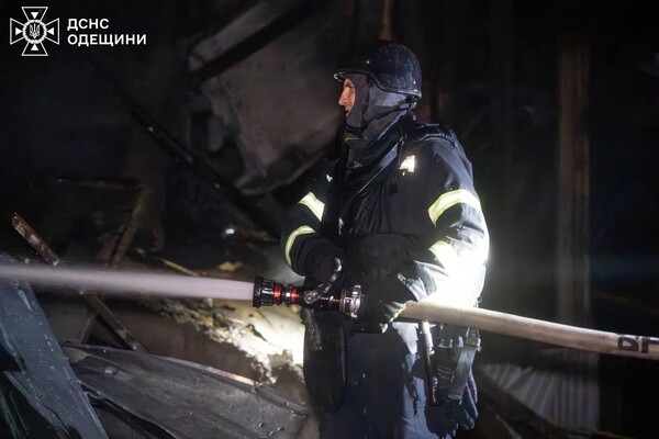Загорелся промышленный объект: последствия ночной атаки БпЛА на Одессу Загорелся промышленный объект: последствия ночной атаки БпЛА на Одессу