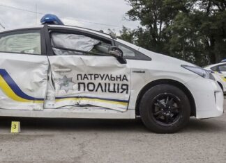 В Одессе прохожие повредили автомобиль полицейских: подробности конфликта (обновлено)