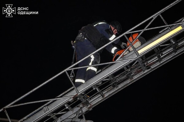 Ночью Одесчина оказалась под ракетно-дроновыми ударами: есть пострадавшие Ночью Одесчина оказалась под ракетно-дроновыми ударами: есть пострадавшие
